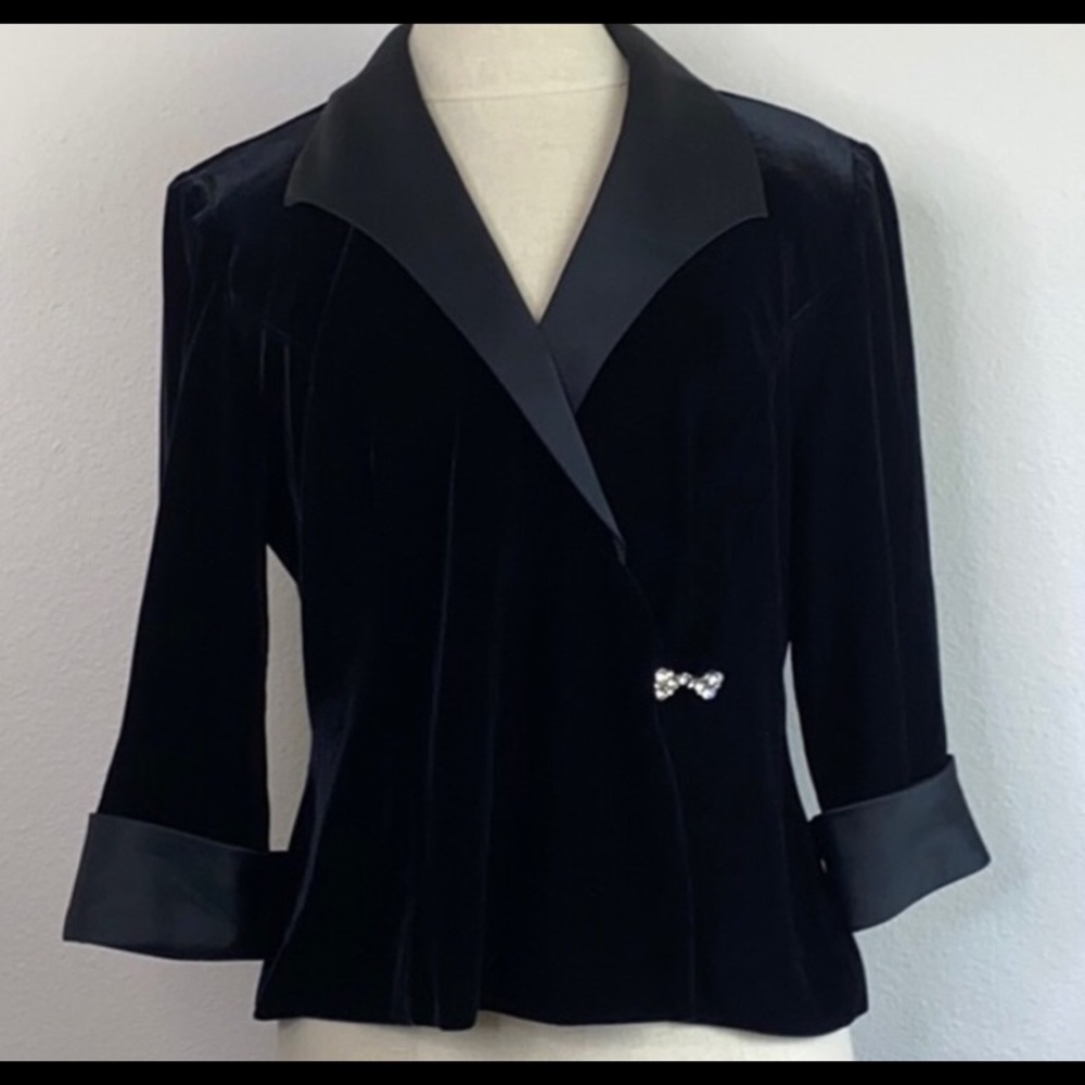 Alex Evenings black velvet jacket. Never worn.